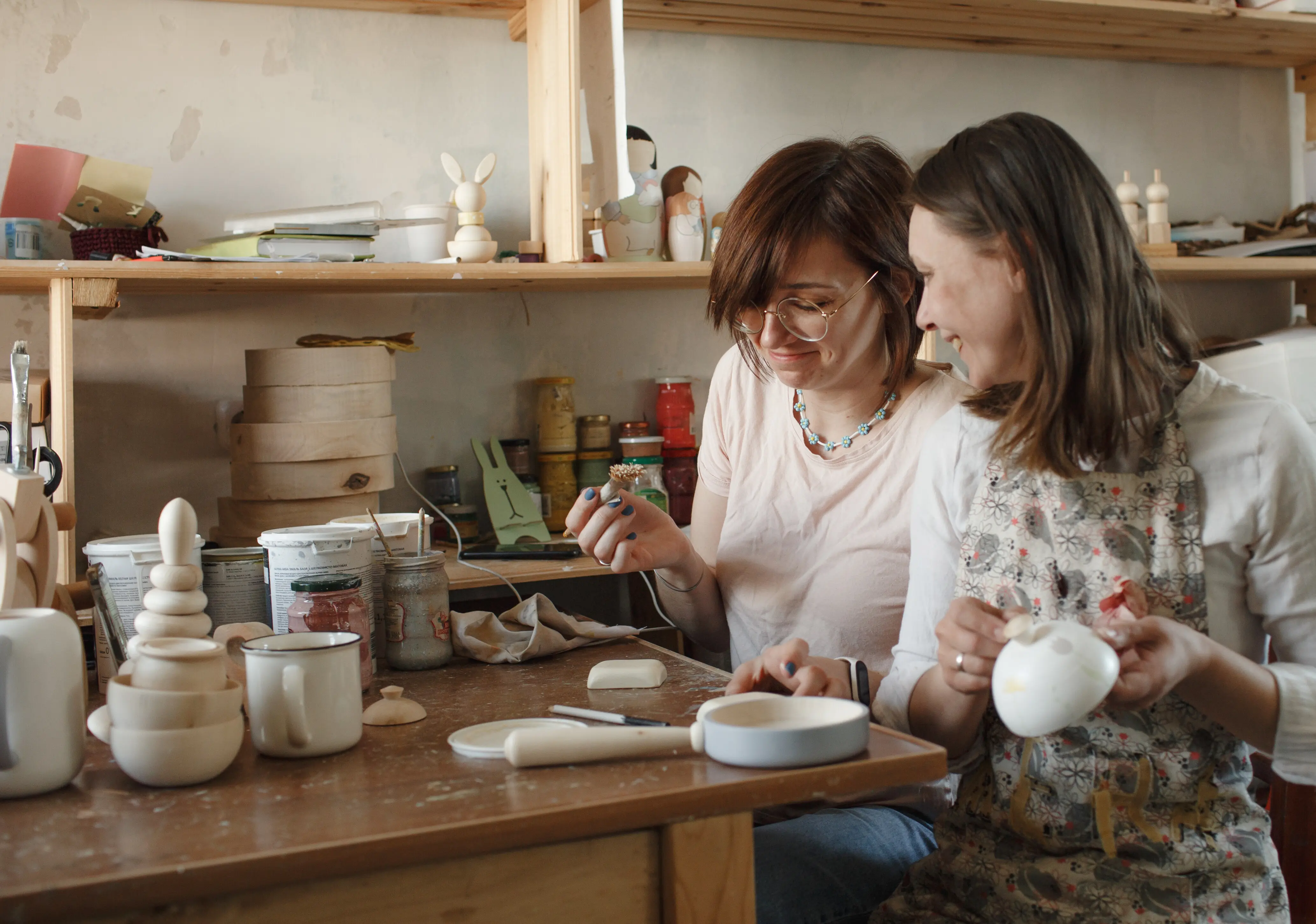 Handwerker sind in der Werkstatt eines Kleinunternehmens mit der Herstellung umweltfreundlicher Holzspielzeuge beschäftigt.